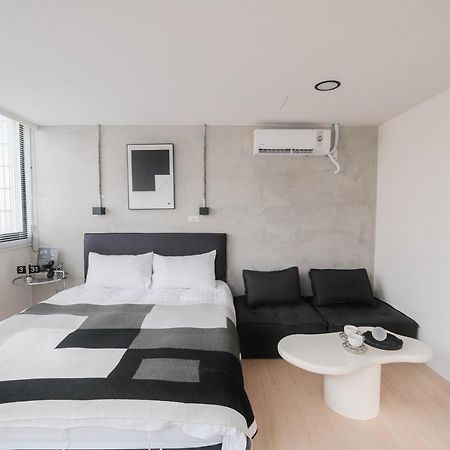 七七漫旅 Seven77 Apartment Tainan Bagian luar foto