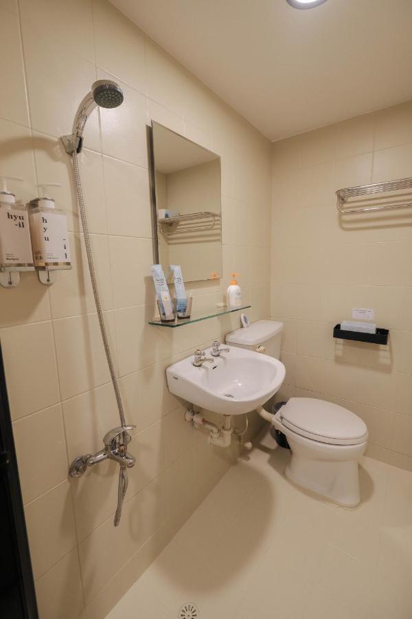 七七漫旅 Seven77 Apartment Tainan Bagian luar foto