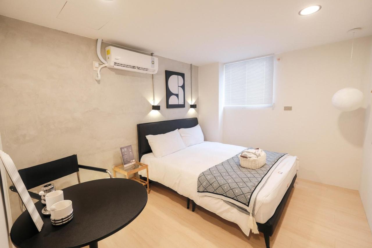 七七漫旅 Seven77 Apartment Tainan Bagian luar foto
