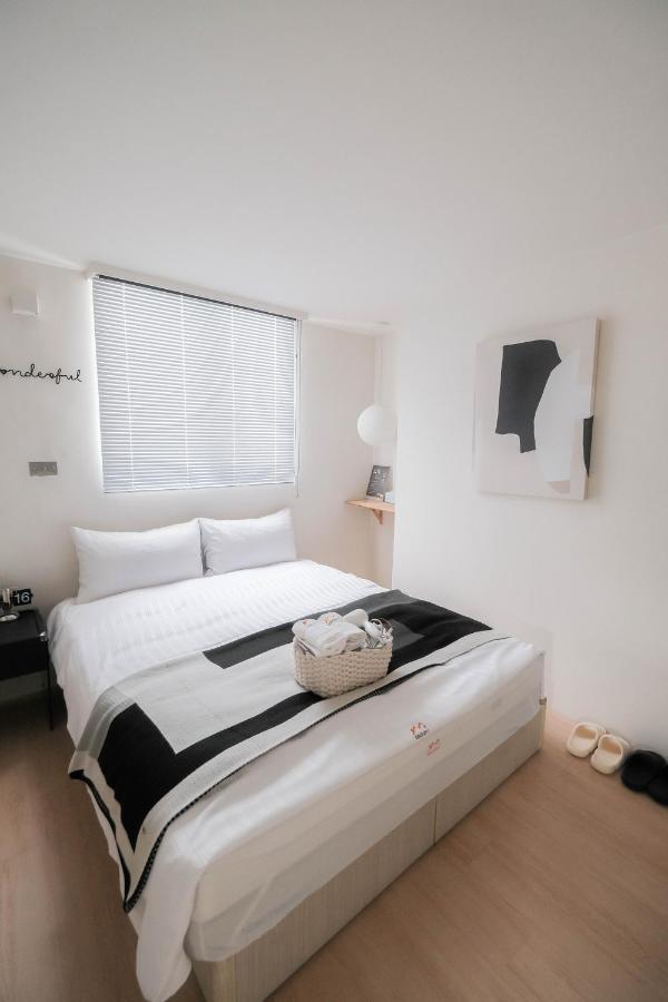 七七漫旅 Seven77 Apartment Tainan Bagian luar foto