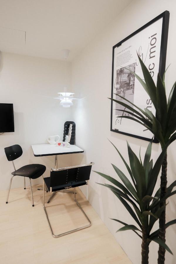 七七漫旅 Seven77 Apartment Tainan Bagian luar foto