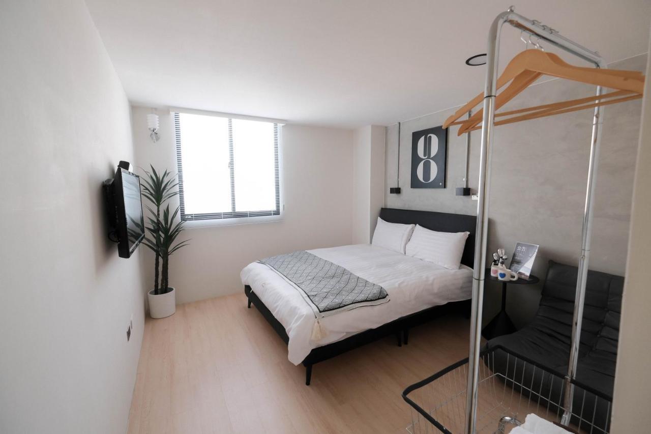 七七漫旅 Seven77 Apartment Tainan Bagian luar foto