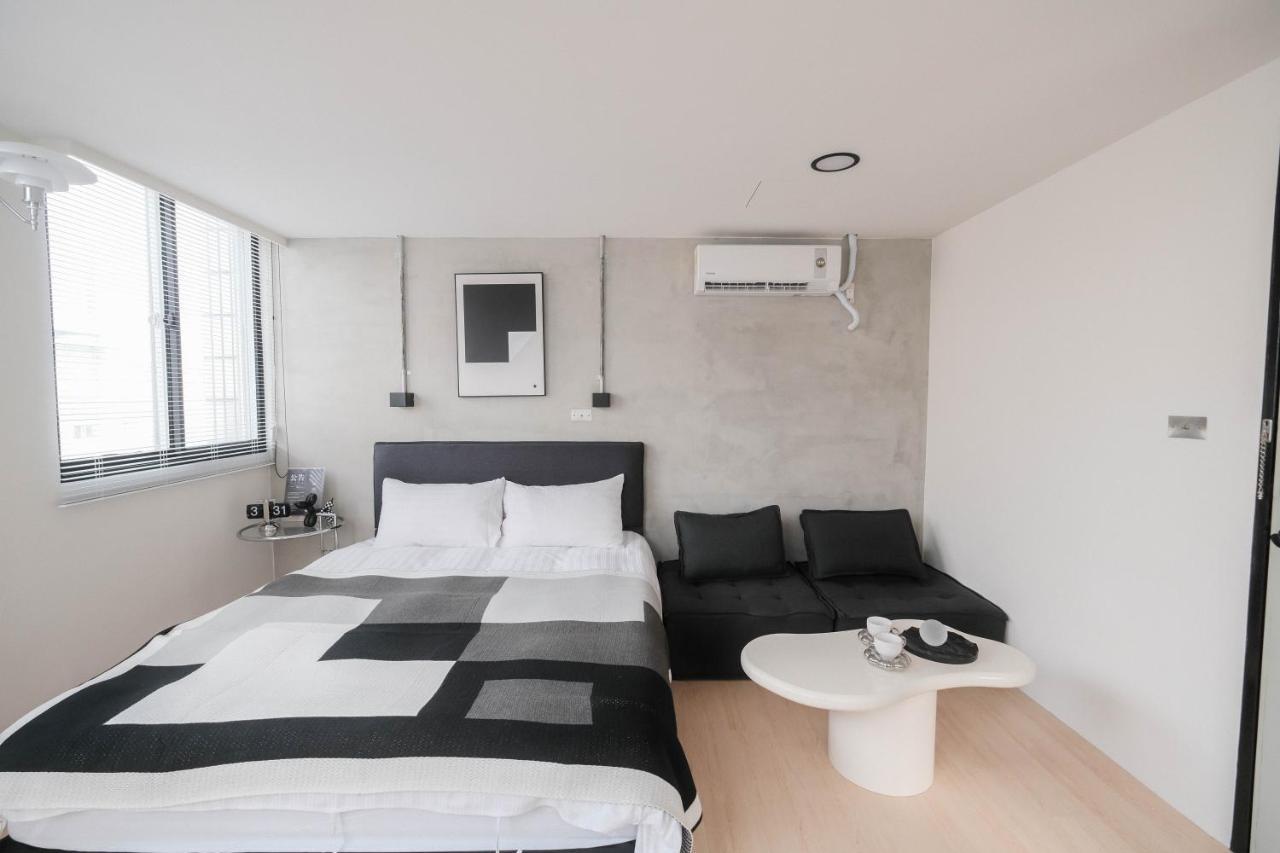 七七漫旅 Seven77 Apartment Tainan Bagian luar foto