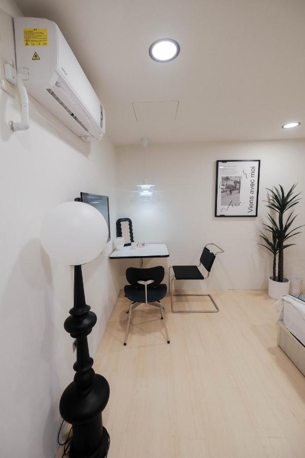 七七漫旅 Seven77 Apartment Tainan Bagian luar foto