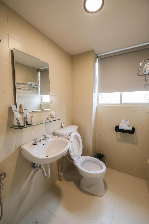 七七漫旅 Seven77 Apartment Tainan Bagian luar foto