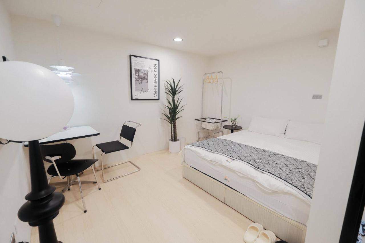 七七漫旅 Seven77 Apartment Tainan Bagian luar foto