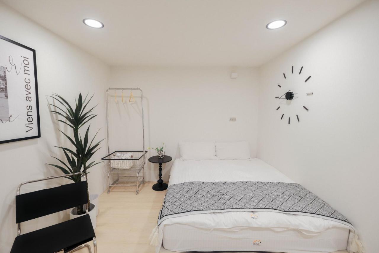 七七漫旅 Seven77 Apartment Tainan Bagian luar foto